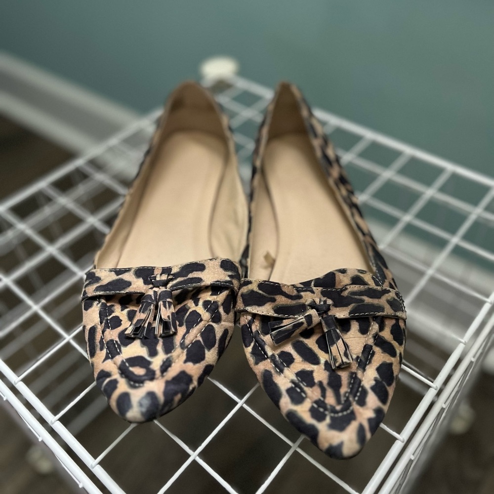 Leopard point toe flats with tasseled size 10